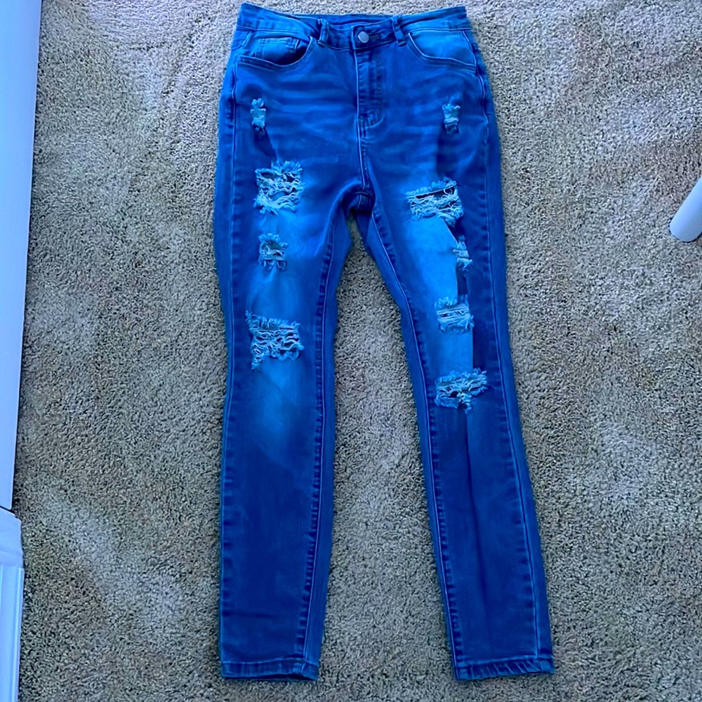 Skinny jeans with tiny holes